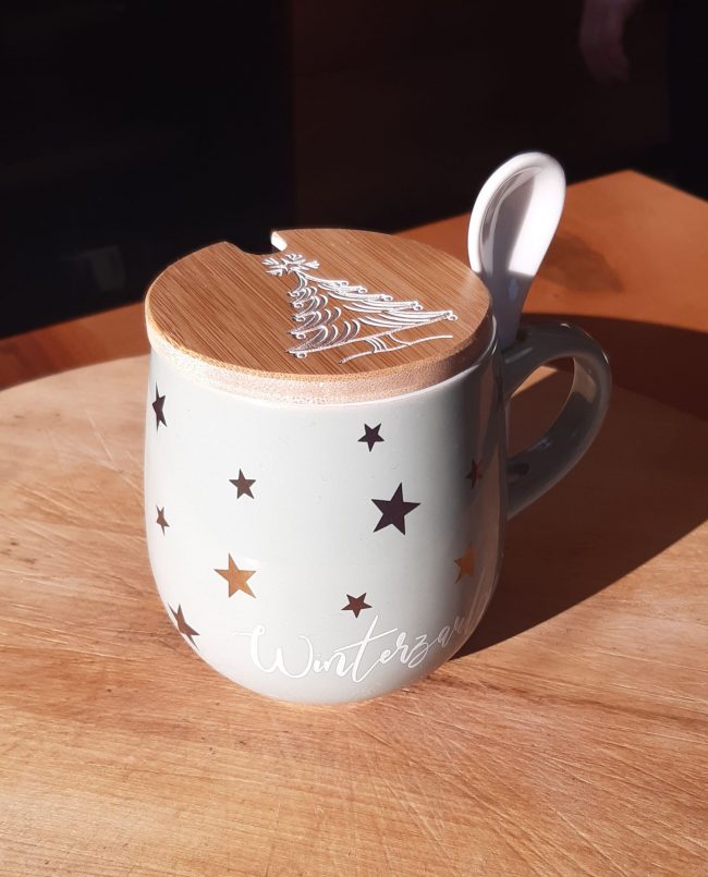 AUSVERKAUFT _ Kaffeetasse "Wunschname" 360ml mit Deckel Deluxe – Bambus weiß – Bild 30