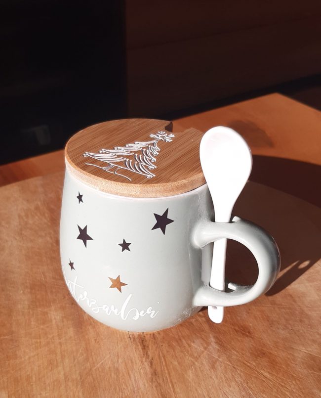 AUSVERKAUFT _ Kaffeetasse "Wunschname" 360ml mit Deckel Deluxe – Bambus weiß – Bild 34