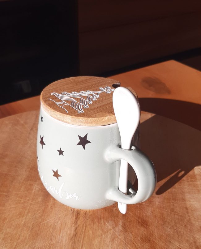 AUSVERKAUFT _ Kaffeetasse "Wunschname" 360ml mit Deckel Deluxe – Bambus weiß – Bild 35