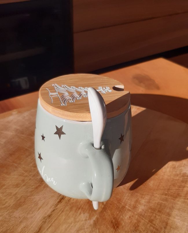 AUSVERKAUFT _ Kaffeetasse "Wunschname" 360ml mit Deckel Deluxe – Bambus weiß – Bild 36