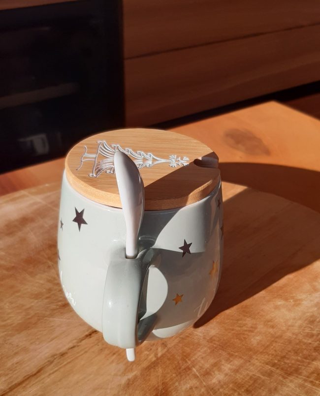 AUSVERKAUFT _ Kaffeetasse "Wunschname" 360ml mit Deckel Deluxe – Bambus weiß – Bild 37