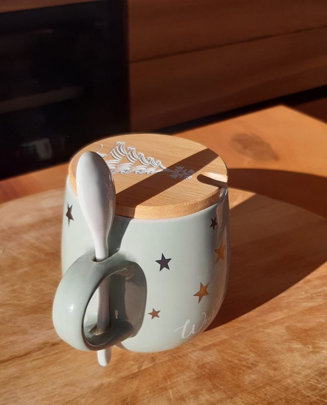 AUSVERKAUFT _ Kaffeetasse "Wunschname" 360ml mit Deckel Deluxe – Bambus weiß – Bild 38