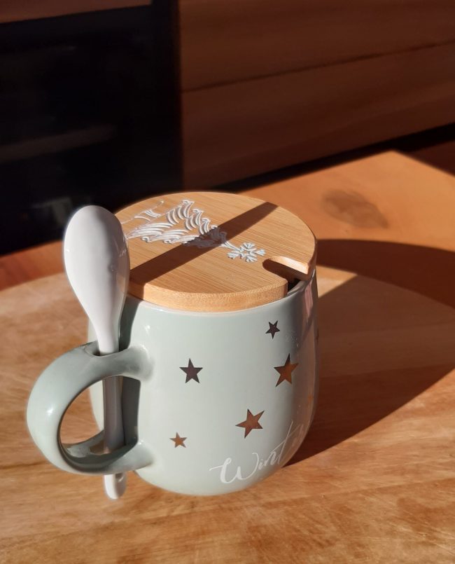 AUSVERKAUFT _ Kaffeetasse "Wunschname" 360ml mit Deckel Deluxe – Bambus weiß – Bild 39