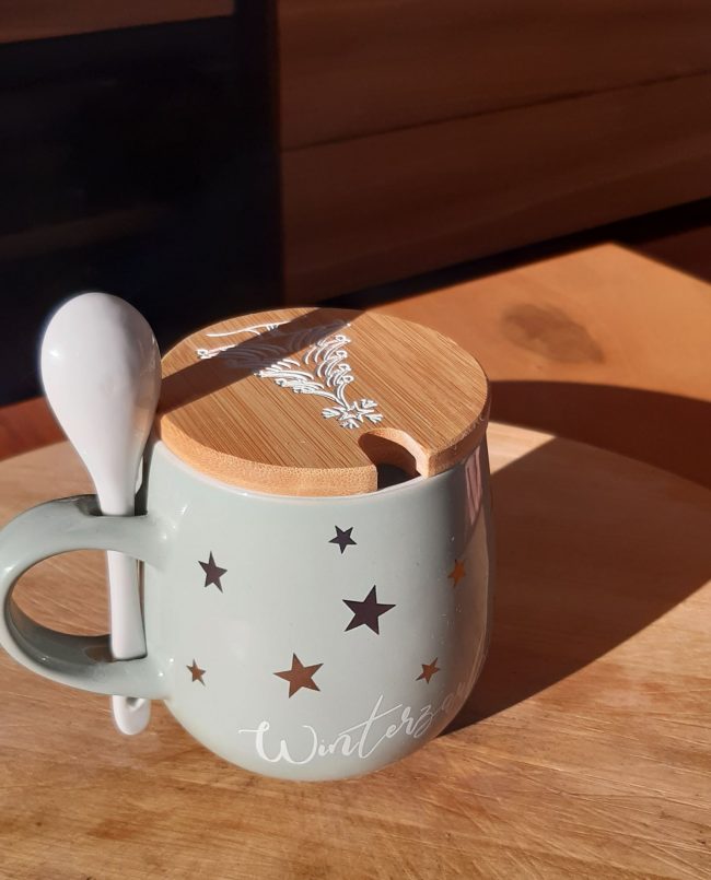 AUSVERKAUFT _ Kaffeetasse "Wunschname" 360ml mit Deckel Deluxe – Bambus weiß – Bild 40