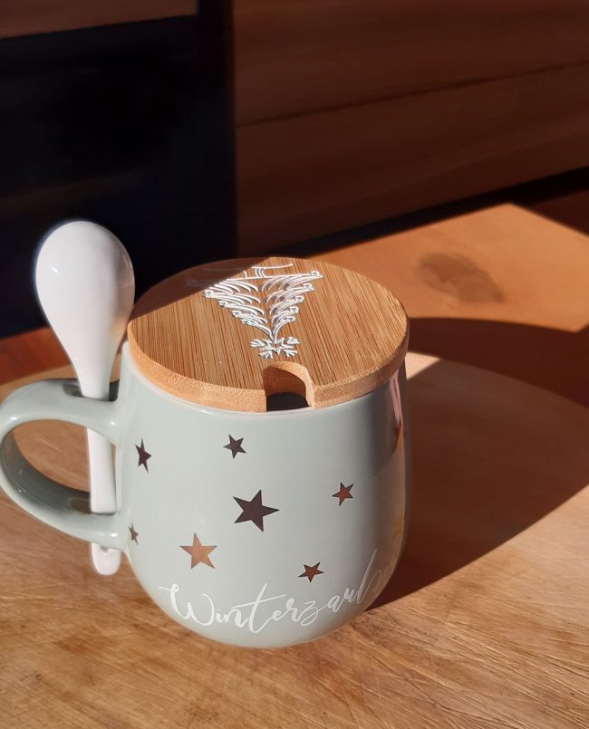 AUSVERKAUFT _ Kaffeetasse "Wunschname" 360ml mit Deckel Deluxe – Bambus weiß – Bild 41