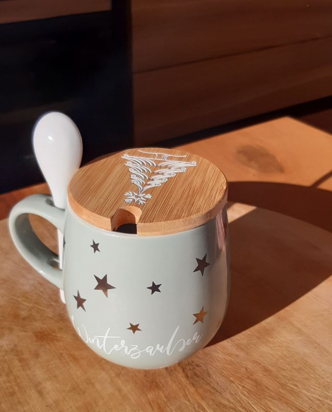 AUSVERKAUFT _ Kaffeetasse "Wunschname" 360ml mit Deckel Deluxe – Bambus weiß – Bild 42