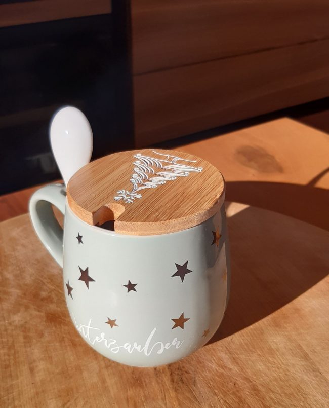 AUSVERKAUFT _ Kaffeetasse "Wunschname" 360ml mit Deckel Deluxe – Bambus weiß – Bild 44