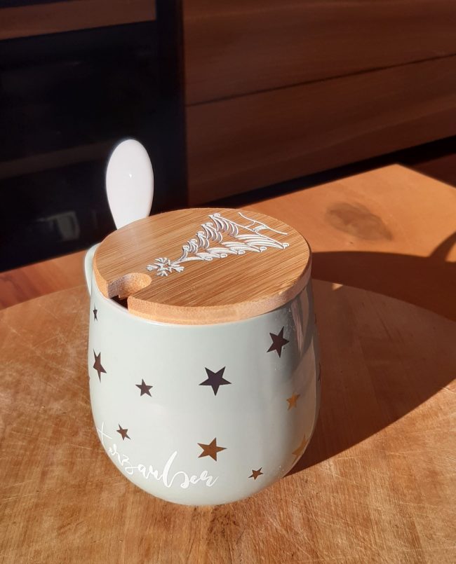 AUSVERKAUFT _ Kaffeetasse "Wunschname" 360ml mit Deckel Deluxe – Bambus weiß – Bild 45